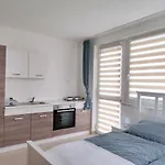Daire Szandra Apartmanhaz *