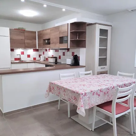 Szandra Apartmanhaz * Gyenesdias