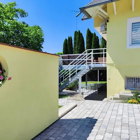 Szandra Apartmanhaz Gyenesdias