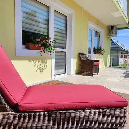 Szandra Apartmanhaz * Gyenesdias