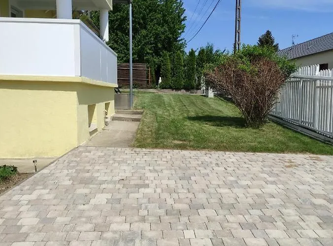 Szandra Apartmanhaz גיינסדיאס